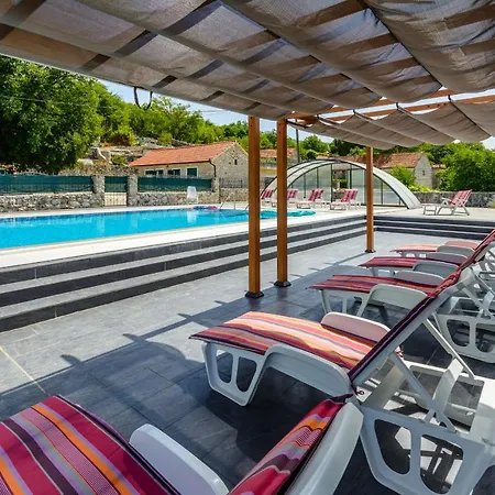 Flying Stars Luxury Stone Family-friendly Villa