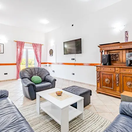 Flying Stars Luxury Stone Family-friendly Villa *